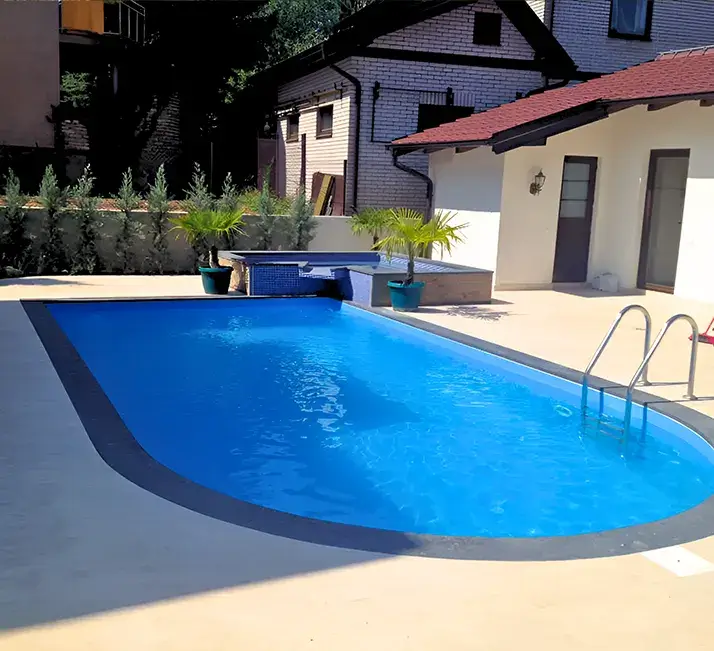 Moderan bazen sa džakuziem i crnim okvirom