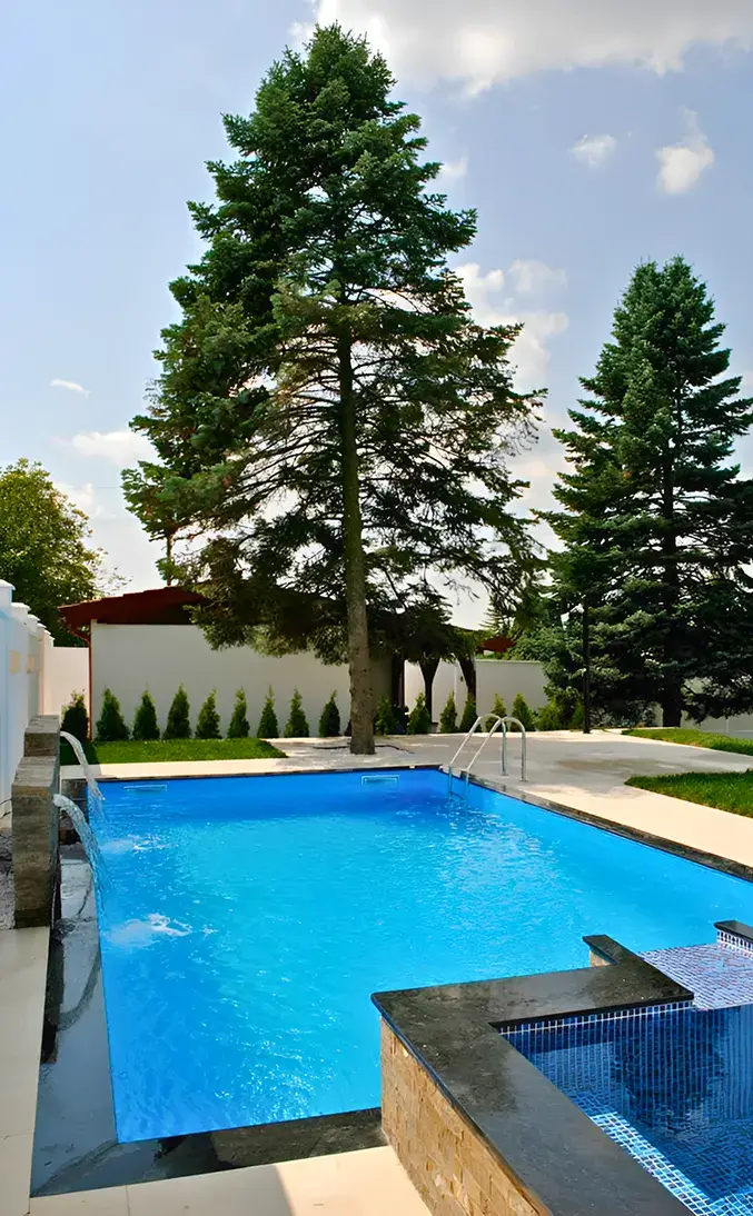 Moderan bazen u lepom dvorištu