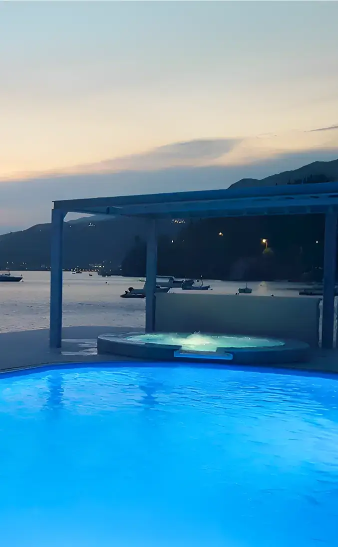 Bazen sa LED svetlima na moru pri zalasku sunca