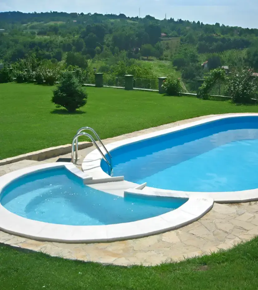 Moderan bazen u dvorištu sa prelepim pogledom na zelenilo