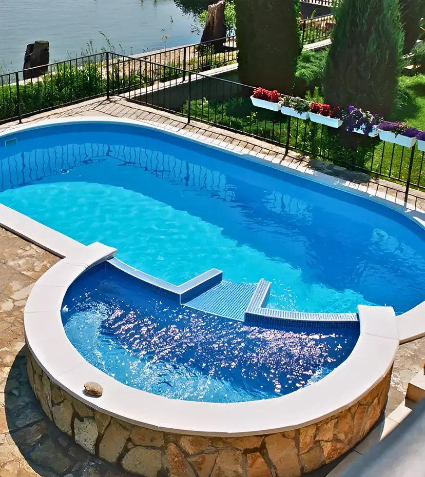 Bazen sa džakuziem, spolja obložen pločama od kamena