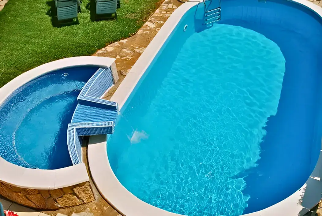 Bazen sa đakuzijem u obliku polukruga